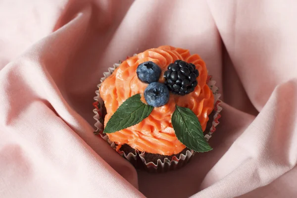 Picture of creamy cake with blueberries and mint — Stock Photo, Image