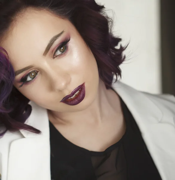 Porträt der schönen Mode-Model mit violetten Haaren — Stockfoto