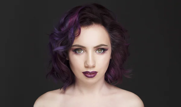 Portret piękna modelka z włosów violet — Zdjęcie stockowe