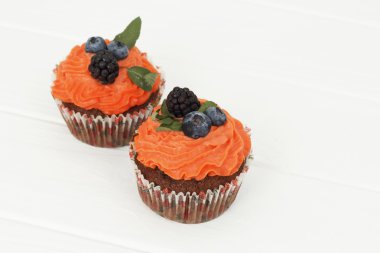 Yaban mersini ve nane ile kremalı pasta resmi