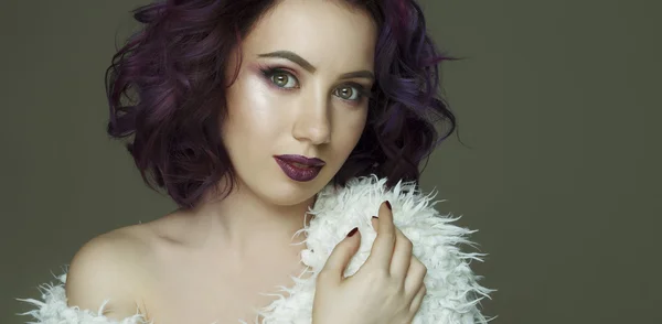 Ritratto di bella modella con capelli viola — Foto Stock