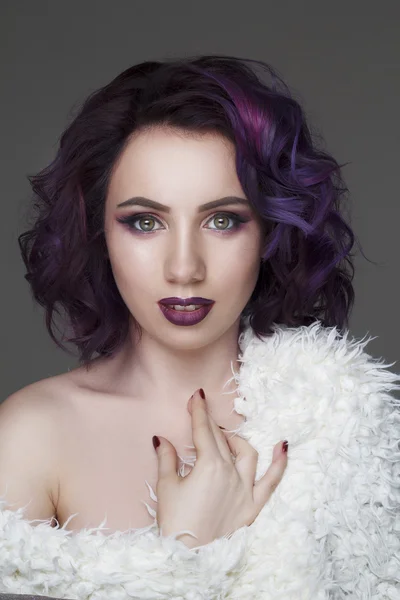 Retrato de modelo de moda hermosa con pelo violeta — Foto de Stock