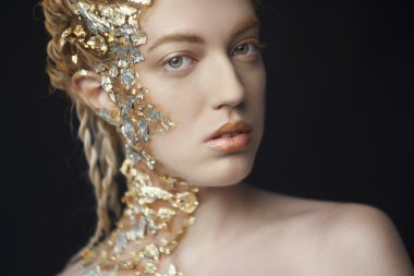 Yüz ve saç üzerinde parlak folyo ile güzel model portresi