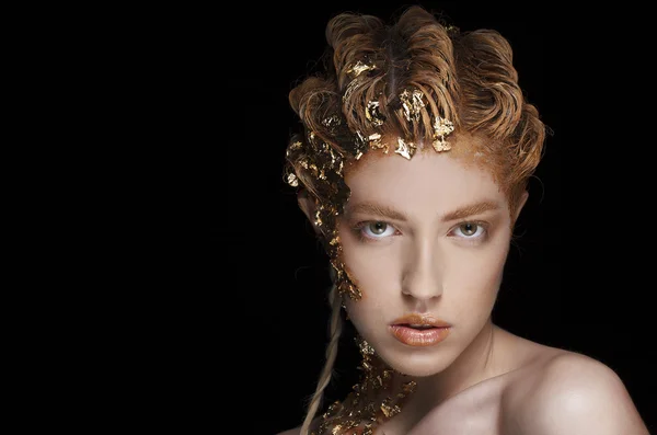 Retrato de modelo bonito com folha brilhante no rosto e cabelo — Fotografia de Stock
