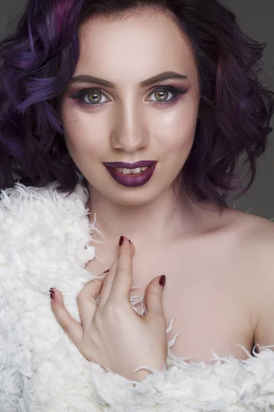 Porträtt av vacker modell med violetta hår — Stockfoto