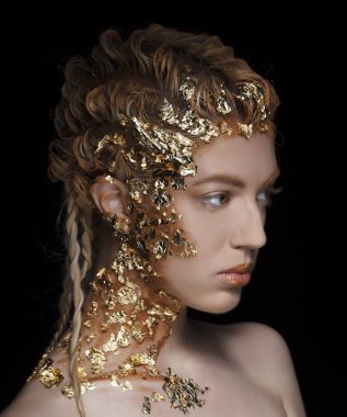 Yüz ve saç üzerinde parlak folyo ile güzel model portresi