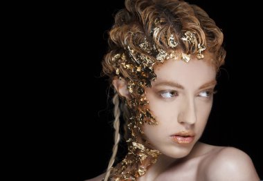 Yüz ve saç üzerinde parlak folyo ile güzel model portresi