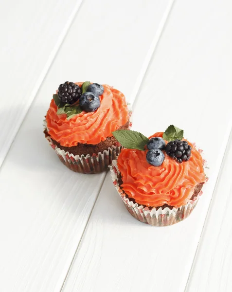 Picture of creamy cake with blueberries and mint — Stock Photo, Image