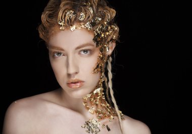 Güzel seksi model altın folyo yüzünde ile portresi