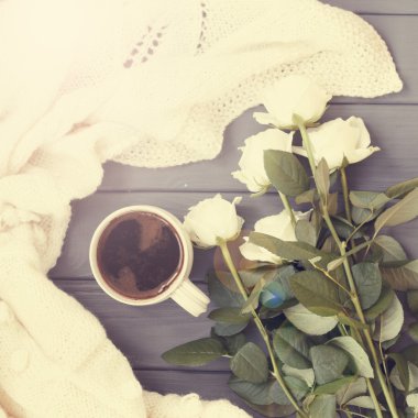 Sade kahve fincan, tuhafiye beyaz ekose ve WHI üzerinde beyaz güller