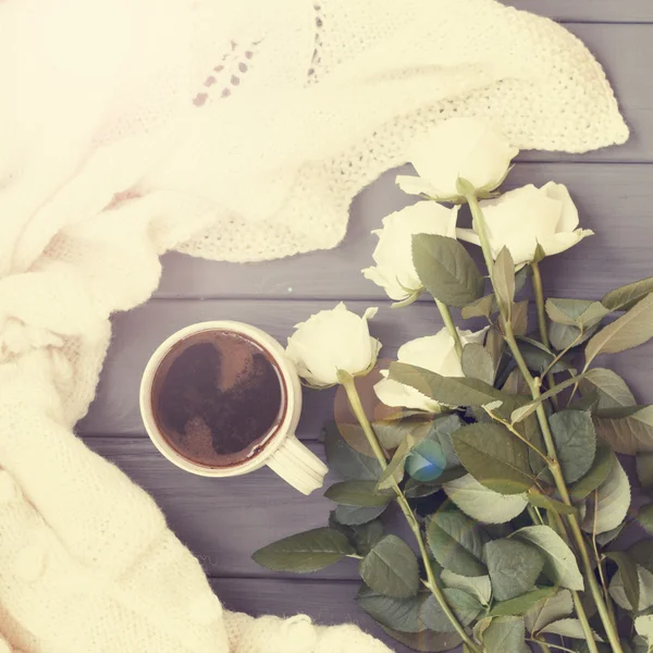 Sade kahve fincan, tuhafiye beyaz ekose ve WHI üzerinde beyaz güller