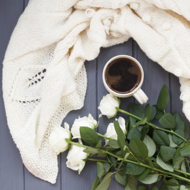 Sade kahve fincan, tuhafiye beyaz ekose ve WHI üzerinde beyaz güller