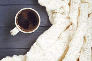 Sade kahve fincan, beyaz ekose, üzerinde beyaz ahşap backgr örme