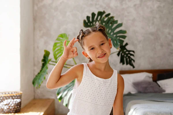 Schattig Klein Meisje Witte Jurk Met Twee Paardenstaarten Tonen Hand — Stockfoto