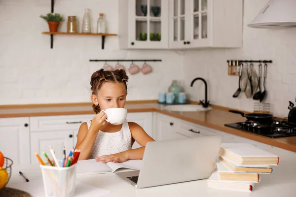 Kleines Hübsches Mädchen Mit Zwei Pferdeschwänzen Sitzt Der Küche Tisch — Stockfoto