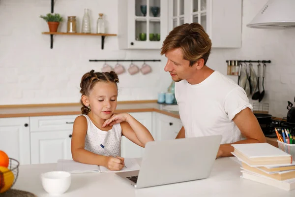 Niña Bonita Con Dos Colas Caballo Sentada Mesa Cocina Con — Foto de Stock