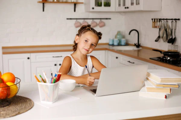 Kleines Hübsches Mädchen Mit Zwei Pferdeschwänzen Das Der Küche Tisch — Stockfoto