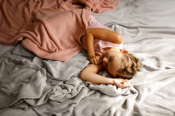 Una Niña Bonita Pijama Rosa Durmiendo Mal Durante Día Concepto —  Fotos de Stock