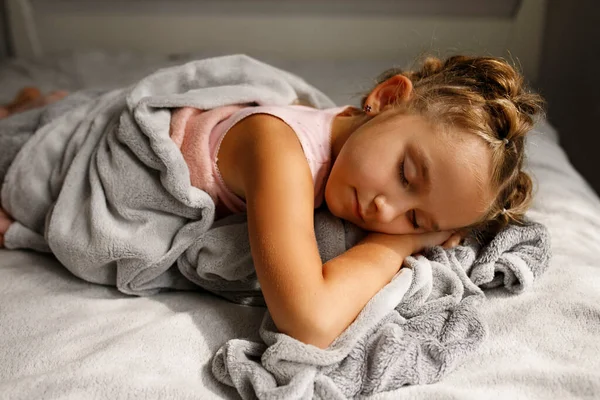 Una Niña Bonita Pijama Rosa Durmiendo Mal Durante Día Concepto —  Fotos de Stock