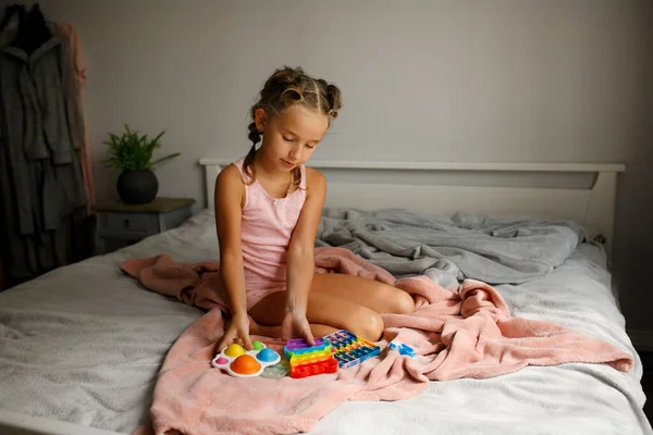 Mooi Klein Meisje Roze Pyjama Die Overdag Haar Bad Ligt — Stockfoto