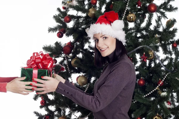 Mujer joven cerca de árbol de año nuevo con presente —  Fotos de Stock