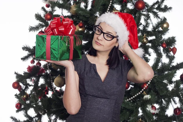 Joven empresaria cerca del árbol de año nuevo con presente — Foto de Stock