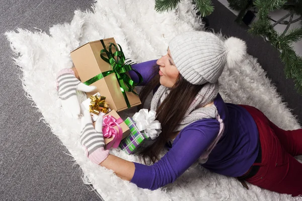 Junge Frau in der Nähe von Neujahrsbaum mit Geschenk — Stockfoto