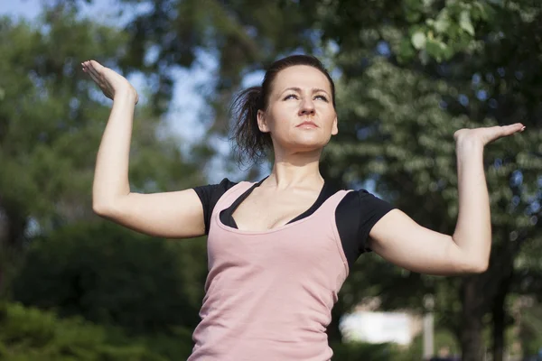 Młoda kobieta uprawia jogę na świeżym powietrzu — Zdjęcie stockowe