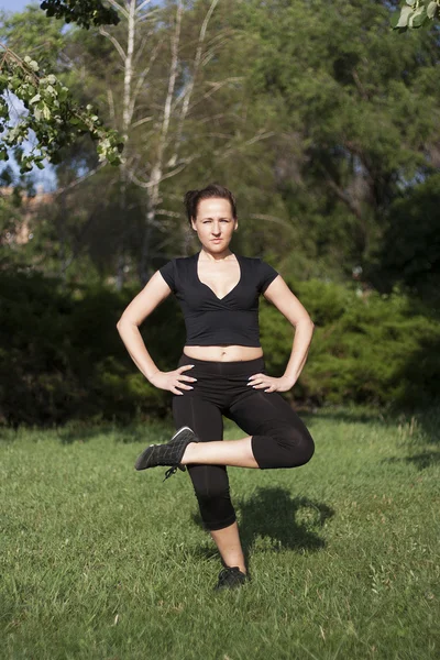 Mladá žena, která dělá fitness venku — Stock fotografie