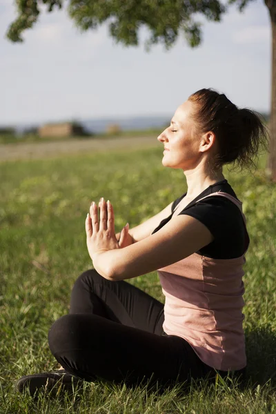 Giovane donna che fa fitness all'aperto — Foto Stock