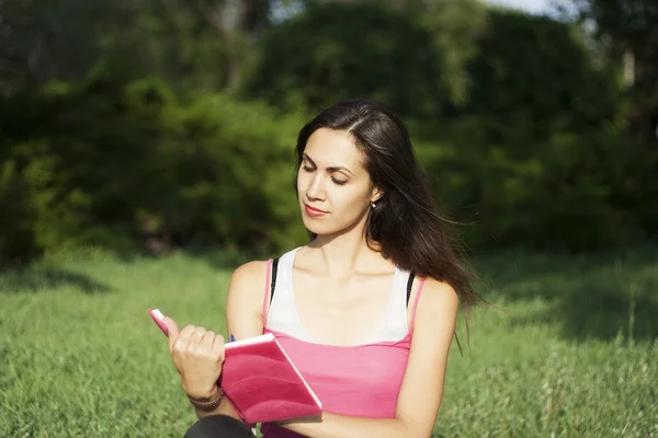 Giovane bella donna lettura — Foto Stock