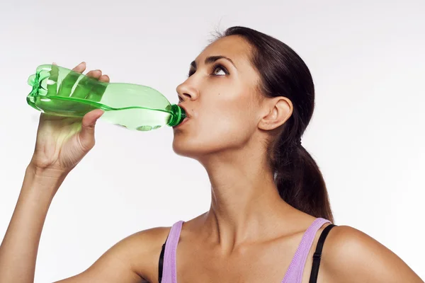 Young woman drinking water — Stock Photo, Image