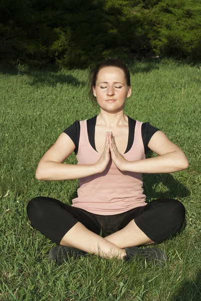 Jonge vrouw doen fitness buitenshuis — Stockfoto