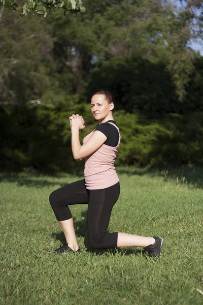 Ung kvinna gör fitness utomhus — Stockfoto