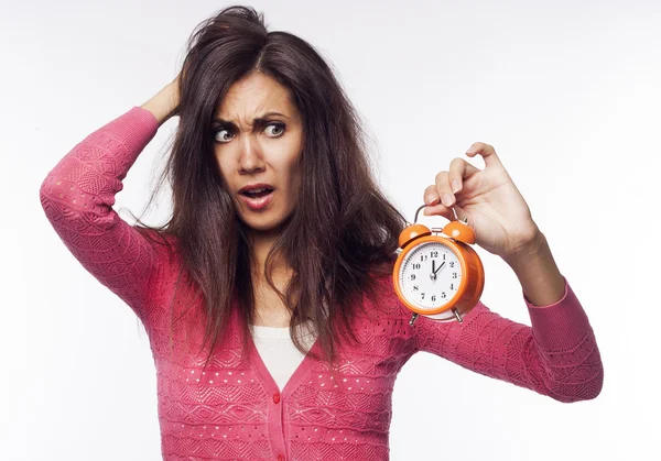 Joven mujer sorprendida sosteniendo relojes en las manos —  Fotos de Stock