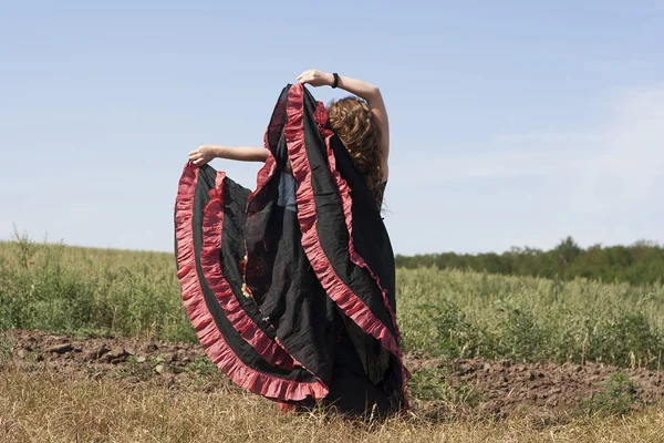 Junge Frau tanzt draußen im langen Rock — Stockfoto