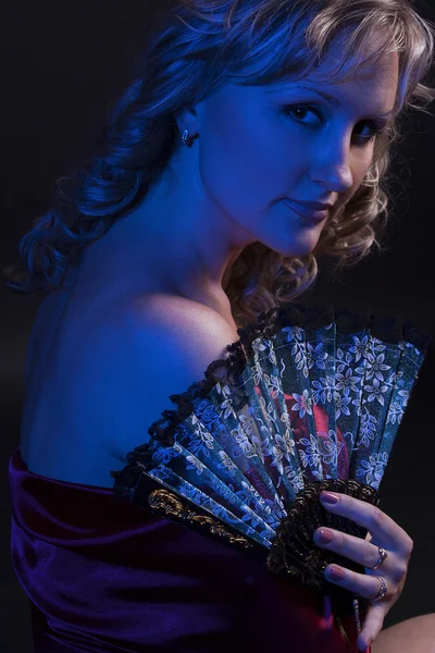 Retrato de mulher bonita com ventilador em estúdio — Fotografia de Stock