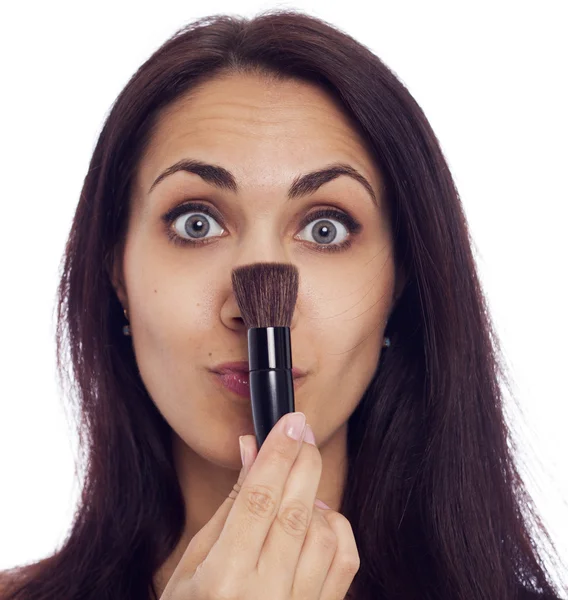 Mujer bonita con cepillo de maquillaje —  Fotos de Stock