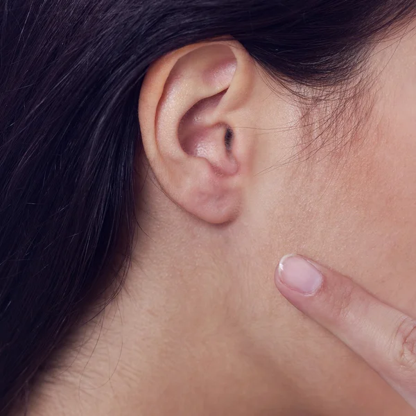 Oreja de mujer de cerca —  Fotos de Stock