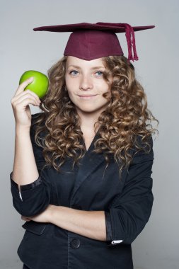 Bir elma ile genç öğrenci