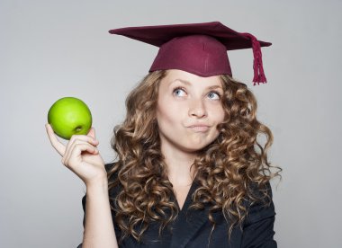 Bir elma ile genç öğrenci