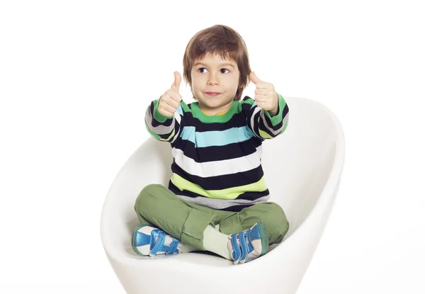 Malý chlapec ukazuje rukou ok znamení — Stock fotografie