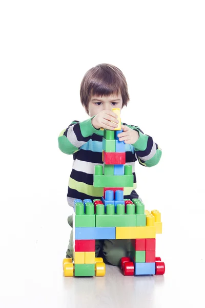 Rapazinho a jogar lego — Fotografia de Stock