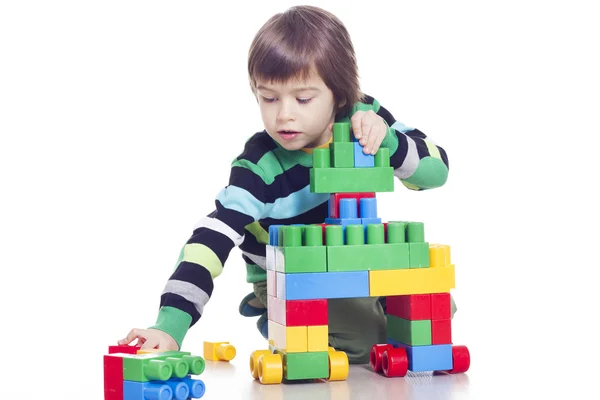 Мальчик играет в лего — стоковое фото