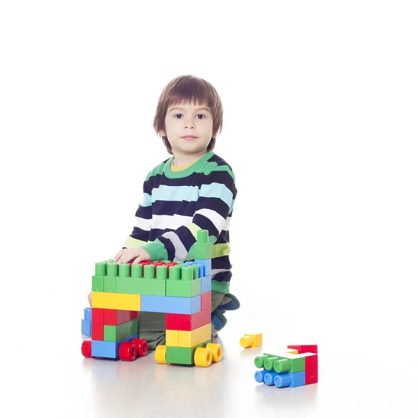 En liten gutt som leker Lego – stockfoto