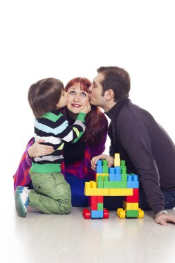 Baba, anne ve oğul lego oynarken