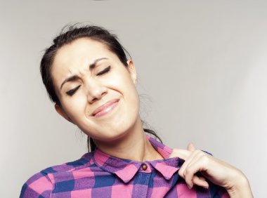 Gerginlik yaka ile güzel kadın