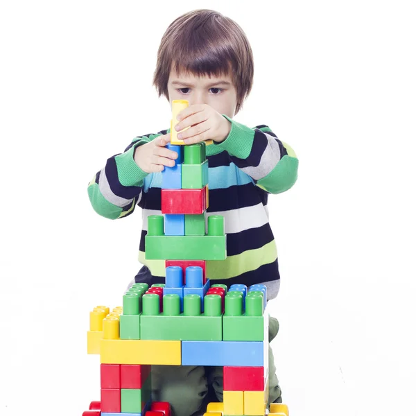 Kleiner Junge spielt Lego — Stockfoto