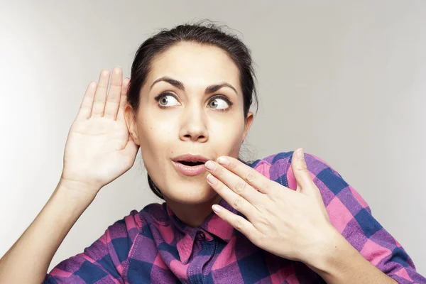 Mujer joven escuchando chismes —  Fotos de Stock