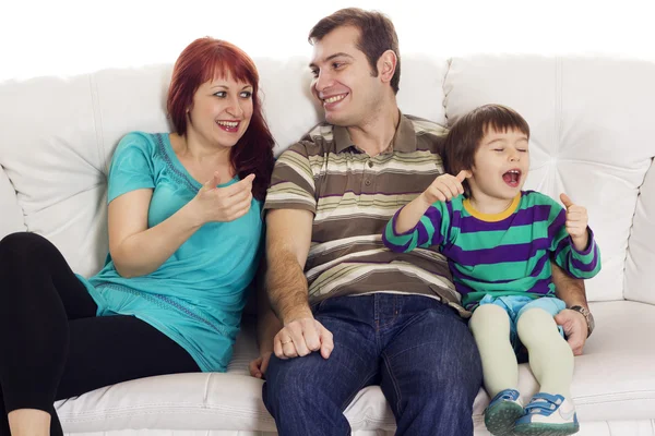 Padre, madre e hijo sentados en el sofá — Foto de Stock